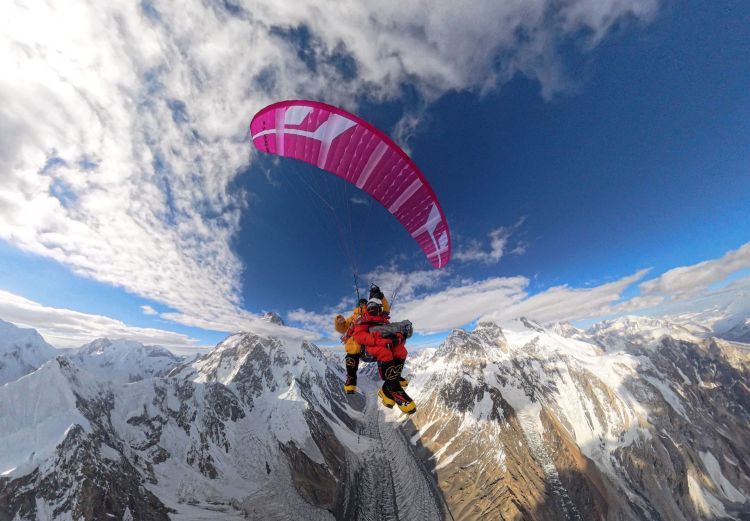 Primer descenso desde el K2 en parapente, con velas Niviuk diseñadas ad hoc