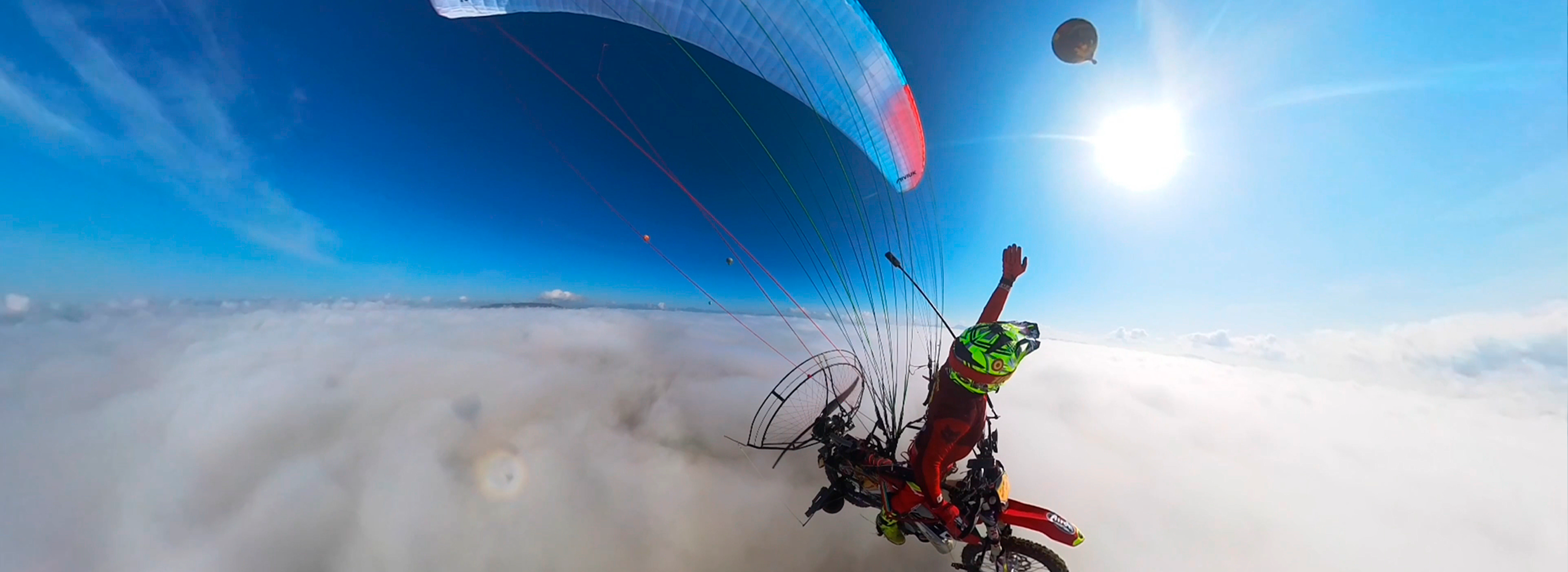 Una moto volando con paramotor: así se logra el primer show aéreo de freestyle motocross