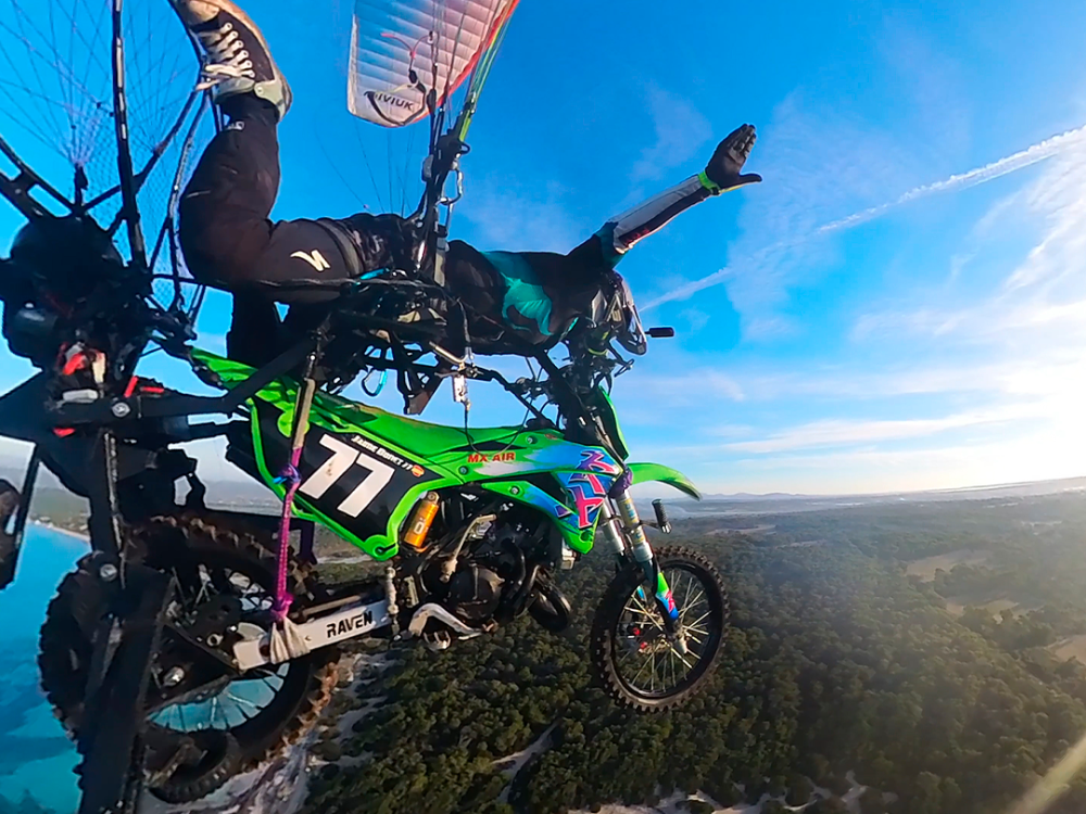 Una moto volando con paramotor: así se logra el primer show aéreo de freestyle motocross