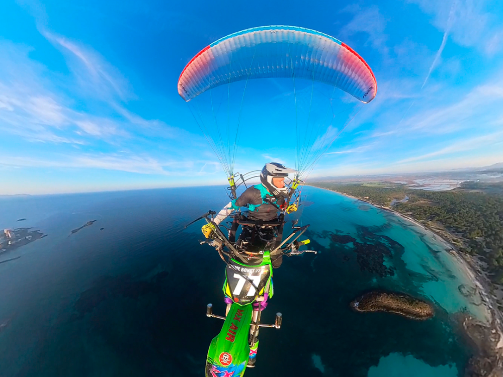 Una moto volando con paramotor: así se logra el primer show aéreo de freestyle motocross