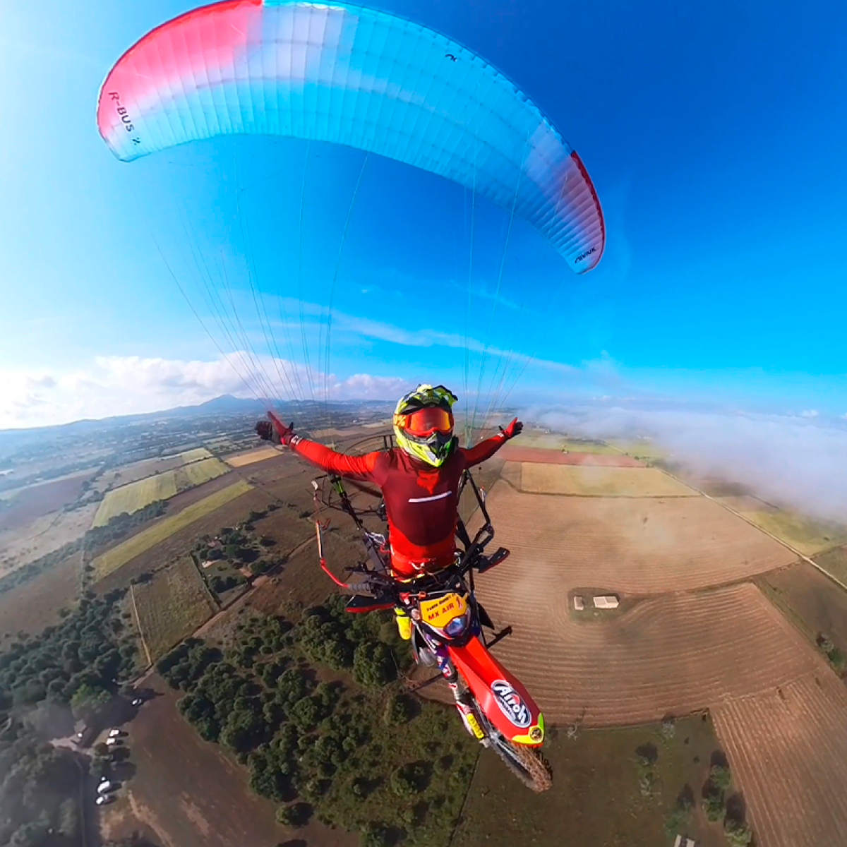 Una moto volando con paramotor: así se logra el primer show aéreo de freestyle motocross