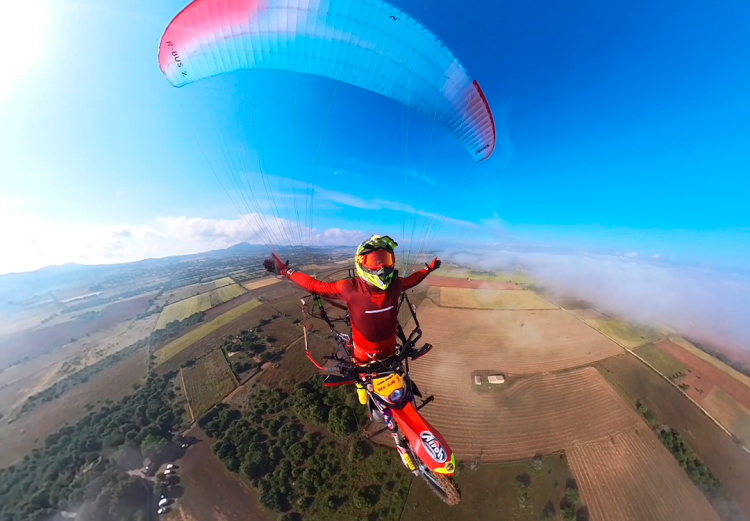 Una moto volando con paramotor: así se logra el primer show aéreo de freestyle motocross
