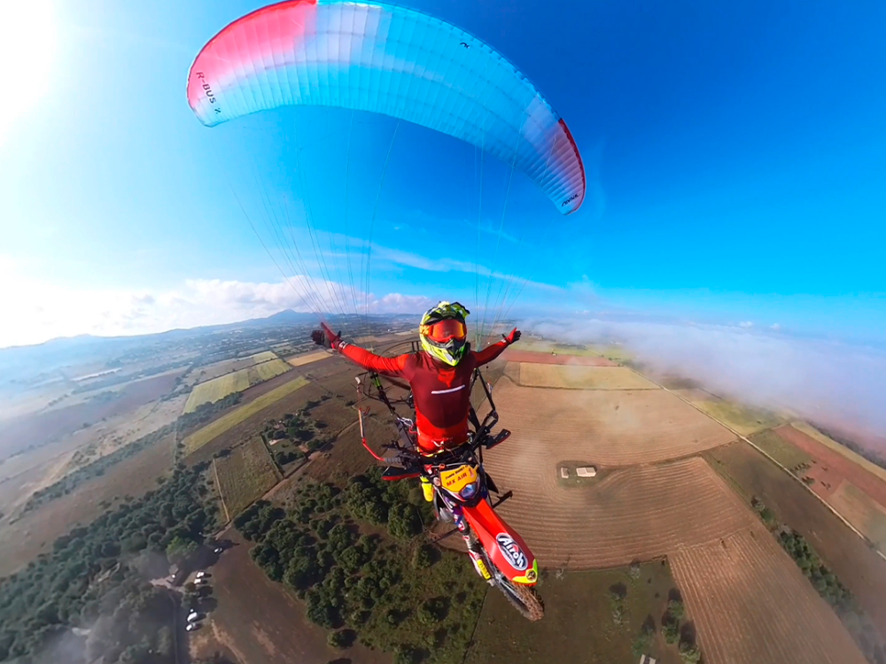 Una moto volando con paramotor: así se logra el primer show aéreo de freestyle motocross